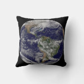 強力な冬の嵐を示す完全な地球。 クッション (裏面)