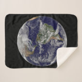 強力な冬の嵐を示す完全な地球。 シェルパブランケット (正面(横))