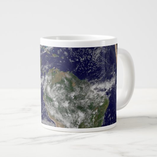 強力な冬の嵐を示す完全な地球。 ジャンボコーヒーマグカップ (正面右)