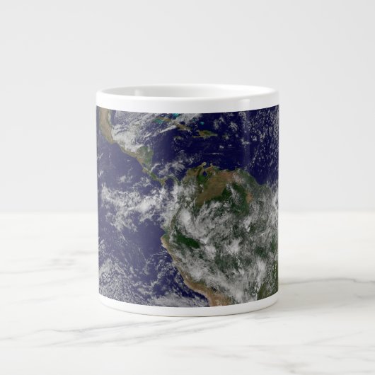 強力な冬の嵐を示す完全な地球。 ジャンボコーヒーマグカップ (正面)