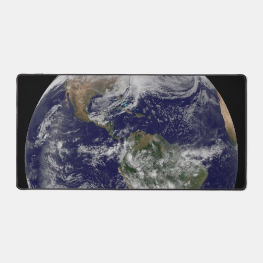 強力な冬の嵐を示す完全な地球。 デスクマット (正面)