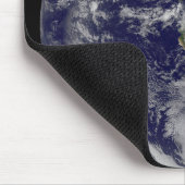 強力な冬の嵐を示す完全な地球。 マウスパッド (コーナー)