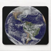 強力な冬の嵐を示す完全な地球。 マウスパッド (正面)