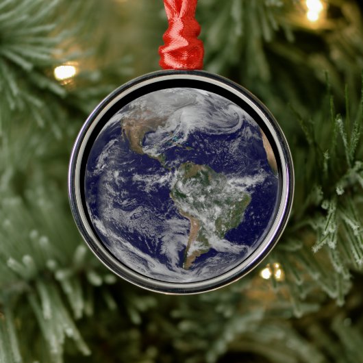 強力な冬の嵐を示す完全な地球。 メタルオーナメント (ツリー)