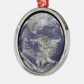 強力な冬の嵐を示す完全な地球。 メタルオーナメント (左)