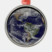 強力な冬の嵐を示す完全な地球。 メタルオーナメント (正面)