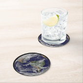 強力な冬の嵐を示す完全な地球。 ラウンドペーパーコースター (インサイチュ)