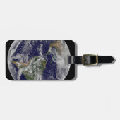 強力な冬の嵐を示す完全な地球。 ラゲッジタグ (正面横)