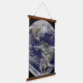 強力な冬の嵐を示す完全な地球。 吊り下げ型タペストリー (傾斜あり)