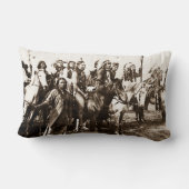 強大なスー族のヴィンテージのインディアンの戦士 ランバークッション (裏面)