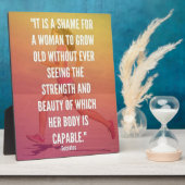 強度と美しい – 女子ランニングトレーニング フォトプラーク (側面)