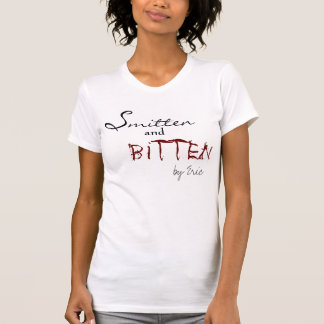 強打され、かまれる Tシャツ