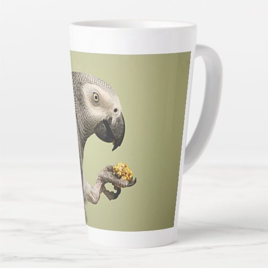 強烈なコンゴのアフリカの灰色のオウムのスナッキング カフェラテマグ (右アングル)