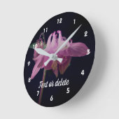 強烈なピンクのオダマキ(植物)のパーソナライズされた花 ラウンド壁時計 (傾斜)