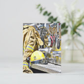 強烈 – 消防士ギアと消防車 ポストカード (スタンド正面)