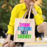 強考えいNot Skinny感動的フィットネス トートバッグ<br><div class="desc">強い考えか痩せていない。食欲不振の回復引用文のギフト彼らの美しい学体を愛し、自分自身を受け入れるために食欲不振の回復。体画像は重要だ。戦士になれ。人生には細いより多くがあるので、生きる。筋肉カッコいいと強さ前向き建物に誰かのための体デザイン。</div>