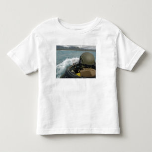 強襲上陸車を運転している米国の海兵隊員 トドラーTシャツ