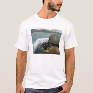 強襲上陸車を運転している米国の海兵隊員 Tシャツ
