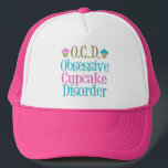 強迫性カップケーキ障害 キャップ<br><div class="desc">甘い歯をかわいらし持つ人のための飾このかわいいベーカーの帽子は明るいピンクと青いカップケーキと曇り。</div>