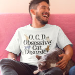 強迫性猫障害 Tシャツ<br><div class="desc">私は猫が大好きだ。私はOCD、強迫性猫障害を持っている。可愛いおもしろい子猫が好きな人に素晴らし子猫プレゼントしてくれる子猫ティー。この違う可愛い猫用Tシャツの文字の上に猫種が這っている。</div>