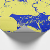 弾力性がある大きく黄色く青い花柄 ラッピングペーパー (角)