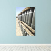 弾薬の列が積み重ねられ、先に持ち上げられる キャンバスプリント (インサイチュ (ウッドフロア))