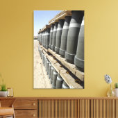 弾薬の列が積み重ねられ、先に持ち上げられる キャンバスプリント (インサイチュ (リビング))