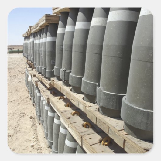 弾薬の列が積み重ねられ、先に持ち上げられる スクエアシール (正面)