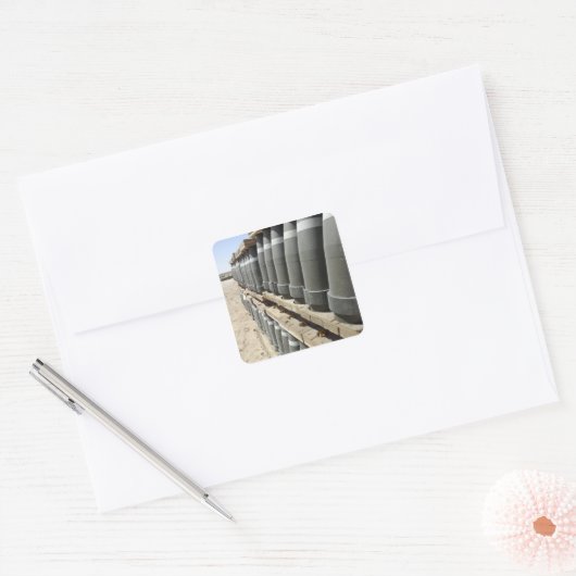 弾薬の列が積み重ねられ、先に持ち上げられる スクエアシール (封筒)