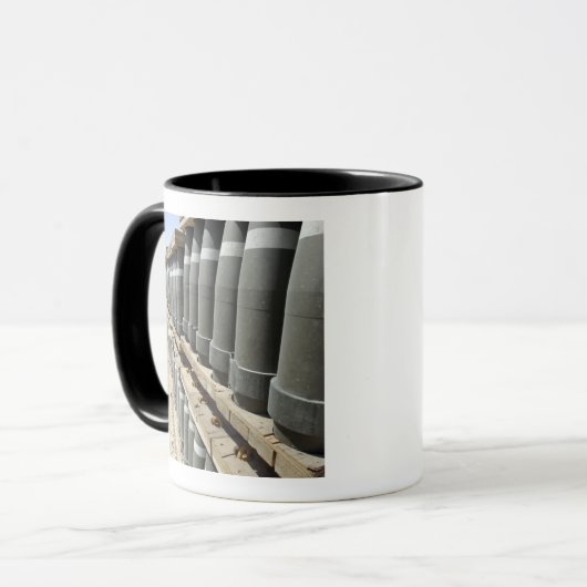 弾薬の列が積み重ねられ、先に持ち上げられる マグカップ (正面左)