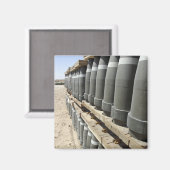 弾薬の列が積み重ねられ、先に持ち上げられる マグネット (正面/裏面)