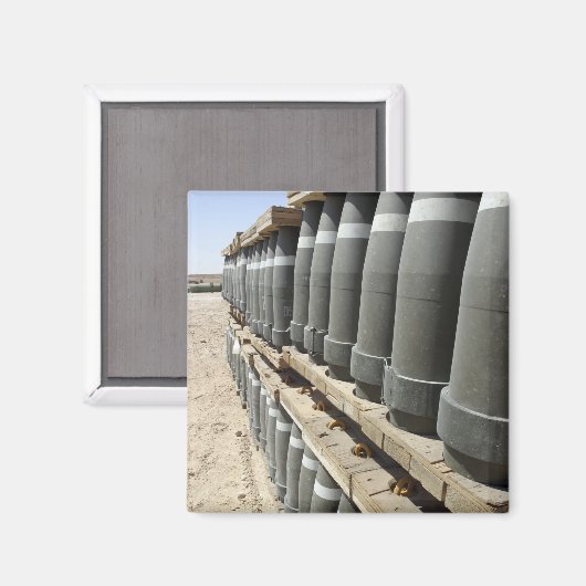 弾薬の列が積み重ねられ、先に持ち上げられる マグネット (正面/裏面)