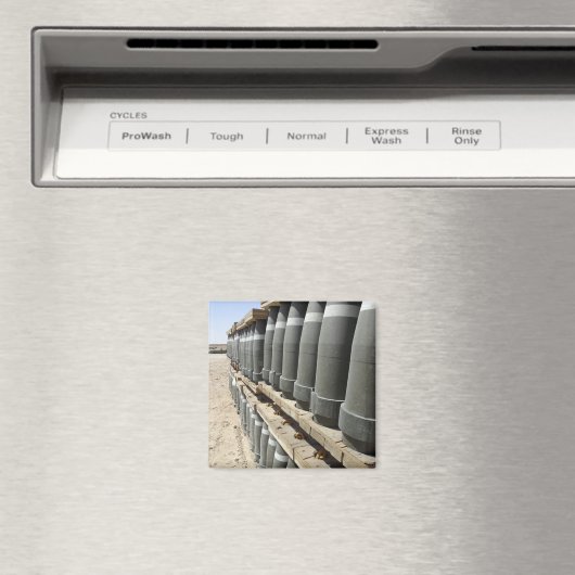 弾薬の列が積み重ねられ、先に持ち上げられる マグネット (インサイチュ (食洗機))