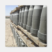 弾薬の列が積み重ねられ、先に持ち上げられる マグネット (正面)