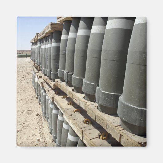 弾薬の列が積み重ねられ、先に持ち上げられる マグネット (正面)