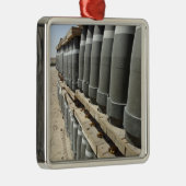 弾薬の列が積み重ねられ、先に持ち上げられる メタルオーナメント (右)