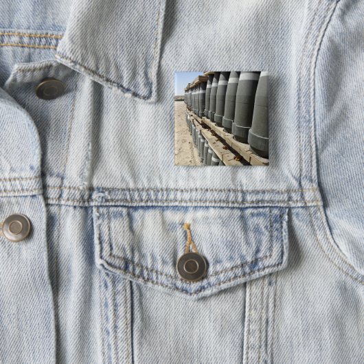 弾薬の列が積み重ねられ、先に持ち上げられる 缶バッジ (インサイチュ)