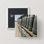 弾薬の列が積み重ねられ、先に持ち上げられる 缶バッジ (正面&裏面)