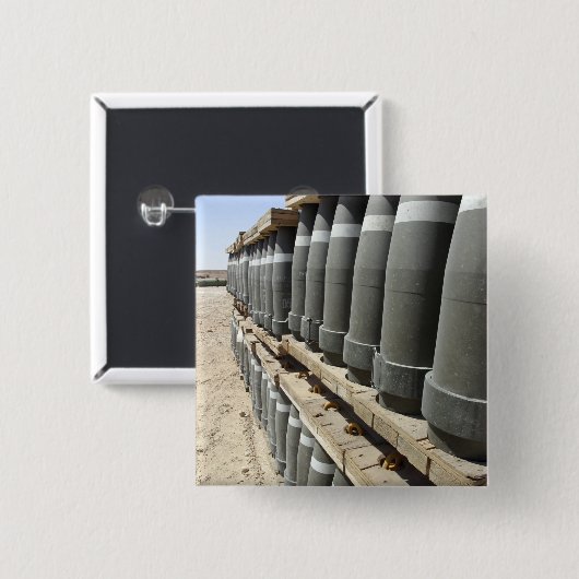 弾薬の列が積み重ねられ、先に持ち上げられる 缶バッジ (正面&裏面)