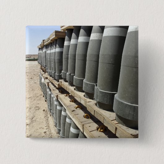 弾薬の列が積み重ねられ、先に持ち上げられる 缶バッジ (正面)