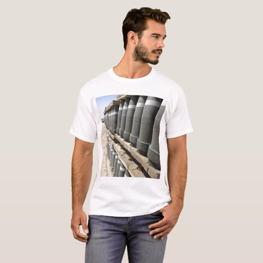 弾薬の列が積み重ねられ、先に持ち上げられる Tシャツ (正面フル)