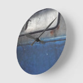 彎曲部の青および白いヴィンテージのトラック ラウンド壁時計 (傾斜)