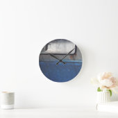 彎曲部の青および白いヴィンテージのトラック ラウンド壁時計 (ホーム)