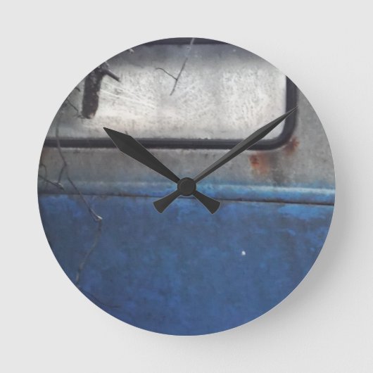 彎曲部の青および白いヴィンテージのトラック ラウンド壁時計 (正面)