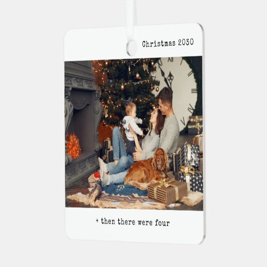 当時のミニマルなクリスマスには4人の家族がいた メタルオーナメント (正面左)