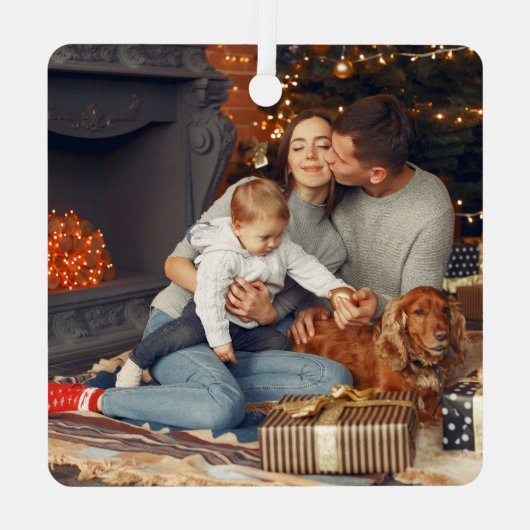 当時のミニマルなクリスマスには4人の家族がいた メタルオーナメント (裏面)