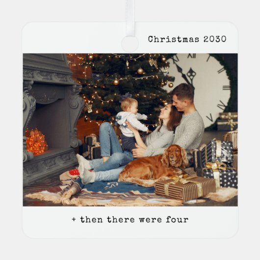 当時のミニマルなクリスマスには4人の家族がいた メタルオーナメント (正面)