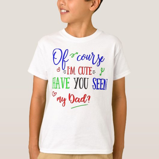 当然私はかわいいです、持っていますおもしろいな私のパパ見られる Tシャツ (正面)