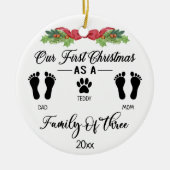 当社の初めてのクリスマスは3つのフットプリントのファミリ セラミックオーナメント (正面)