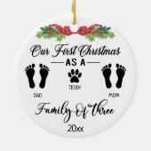当社の初めてのクリスマスは3つのフットプリントのファミリ セラミックオーナメント (裏面)
